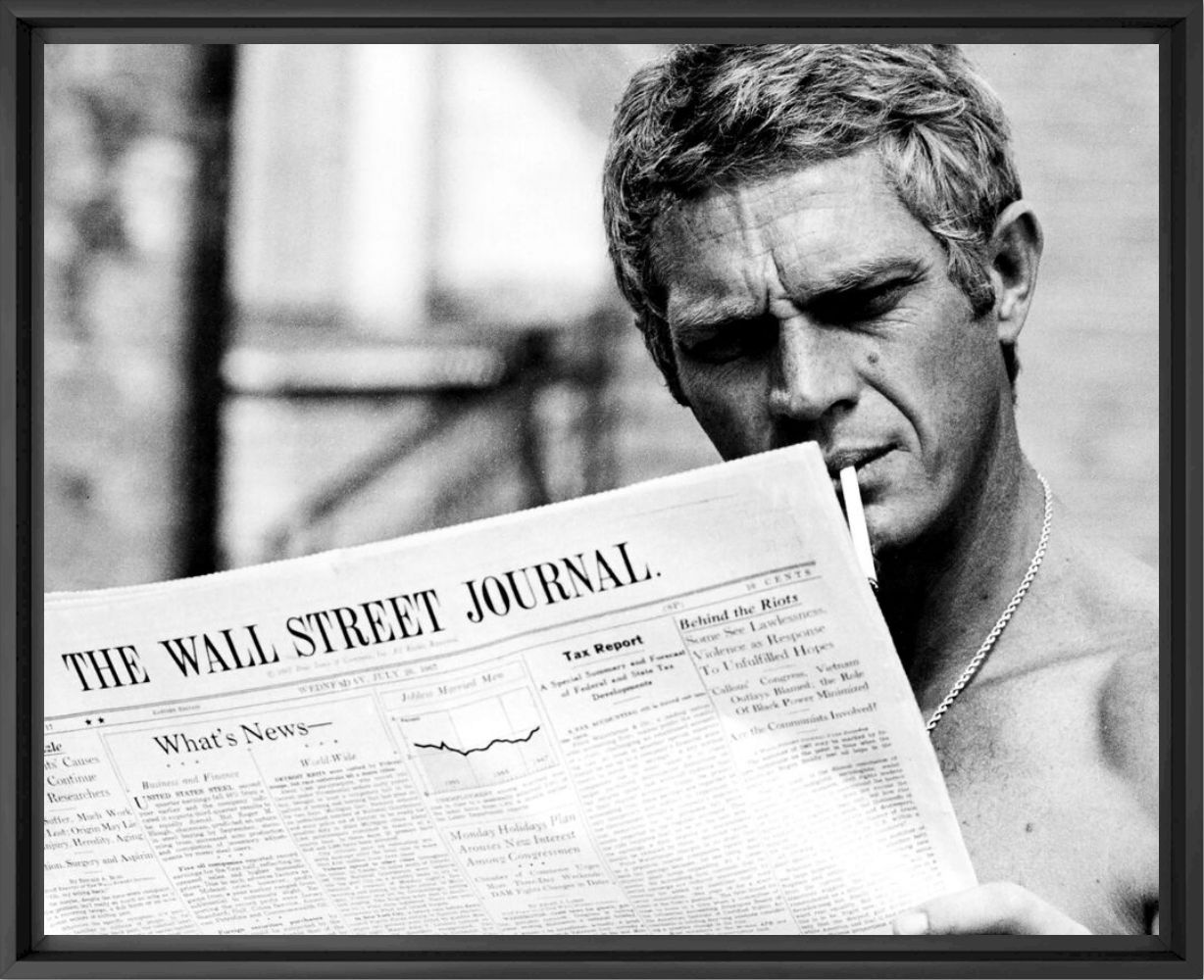 Portrait of Steve McQueen reading the wall street journal, 1967 - BRIDGEMAN IMAGES  - Fotografia