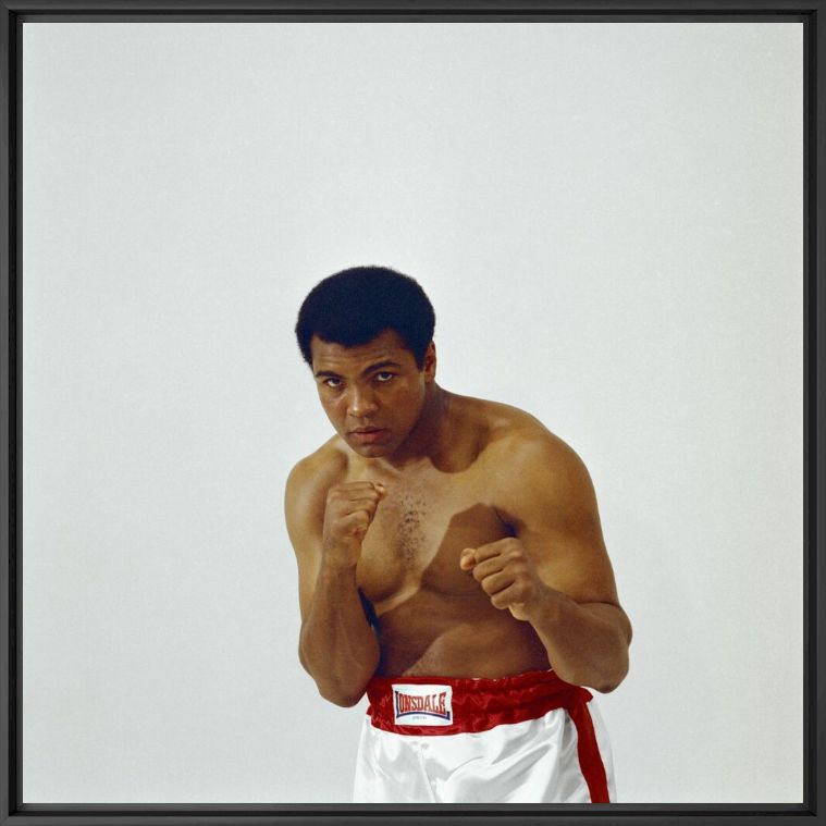 LOWELL RILEY MUHAMMAD ALI SHOWING HIS FISTS DOMINANT WHITE -  DE LA FUENTE COLLECTION - Fotograf&iacute;a