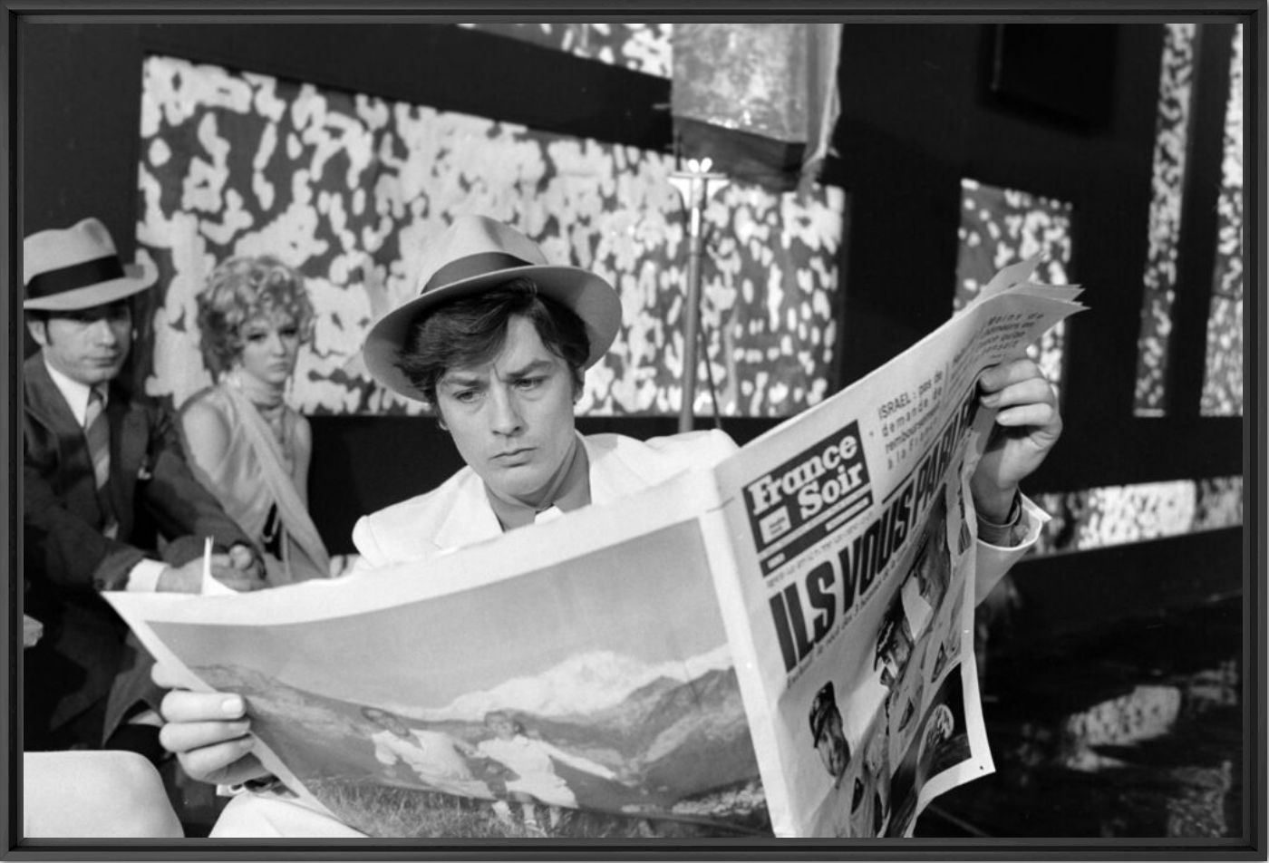 Alain delon lit France Soir  pendant les r&eacute;p&eacute;titions du Show  Zizi Jeanmaire 1970 -  GAMMA RAPHO - Fotografie