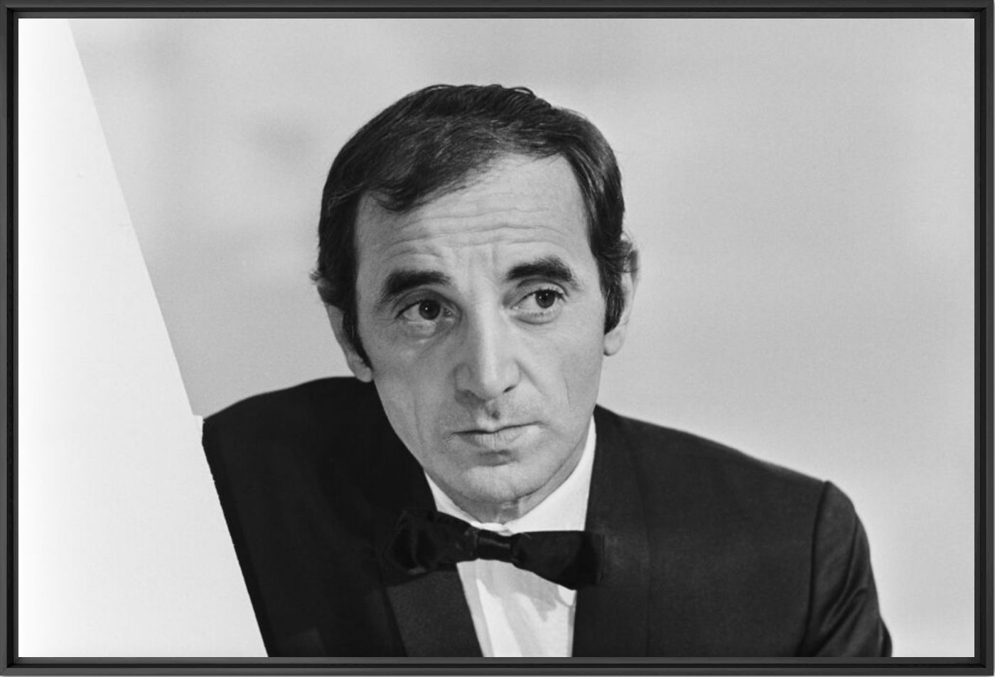 Charles Aznavour lors d'un show t&eacute;l&eacute; en 1966 -  GAMMA RAPHO - Fotografia