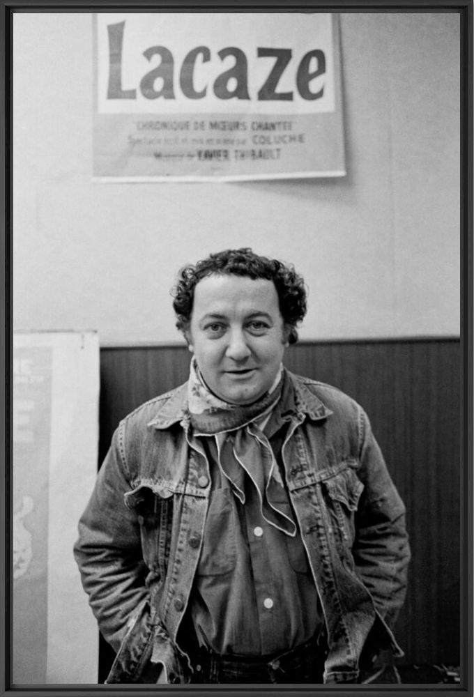 Coluche devant l'affiche de son spectacle "Ginette Lacaze", 1977 -  GAMMA RAPHO - Fotografia