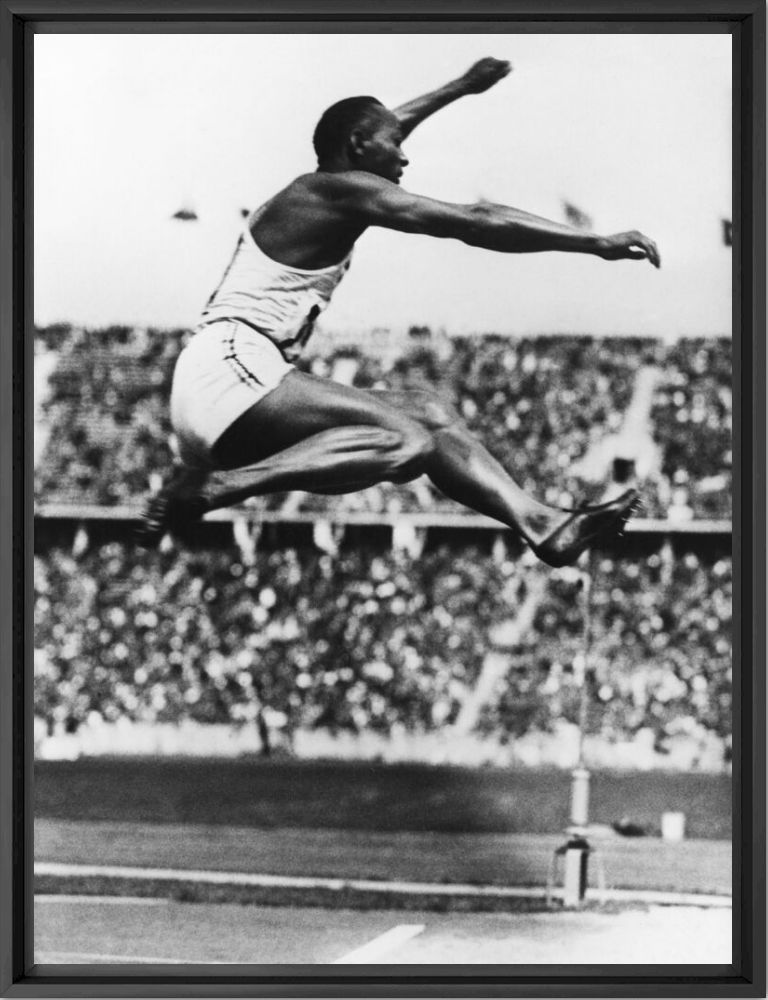 Jesse Owens pendant l'&eacute;preuve de saut en longueur aux Jeux Olympiques d'&eacute;t&eacute; de 1936 &agrave; Berlin -  GAMMA RAPHO - Photographie