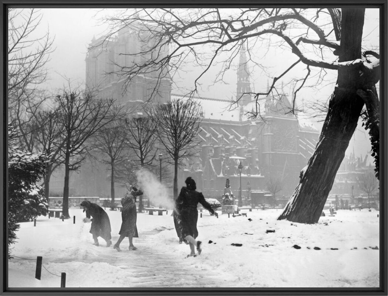 Jeunes femmes jouant dans la neige devant Notre Dame Paris 1938 -  GAMMA RAPHO - Photographie