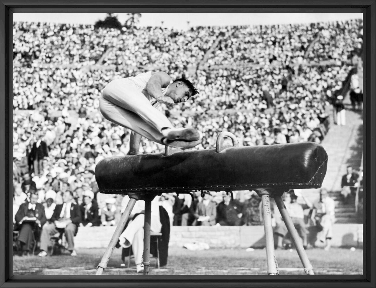 Le fran&ccedil;ais Rousseau au cheval d'ar&ccedil;on lors des Jeux Olympiques de Berlin le 10 ao&ucirc;t 1936 -  GAMMA RAPHO - Photographie