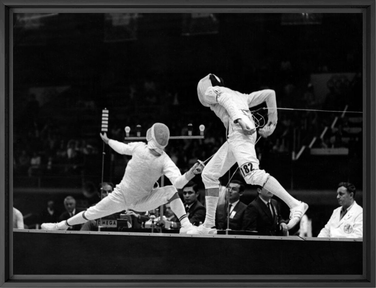 Le roumain Ion Drimba affronte le fran&ccedil;ais Daniel Revenu au fleuret lors des Jeux Olympiques de Mexico le 26 octobre 1968 -  GAMMA RAPHO - Fotograf&iacute;a