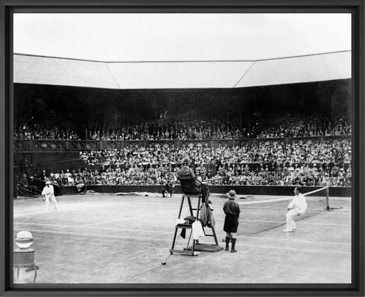 Les joueurs de tennis fran&ccedil;ais Henri Cochet et Ren&eacute; Lacoste s'affrontent lors du tournoi de tennis de Wimbledon en 1928 -  GAMMA RAPHO - Photographie