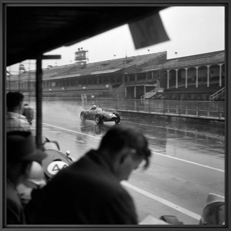 Running in the Rain -  GRAND PRIX PHOTO - Photographie