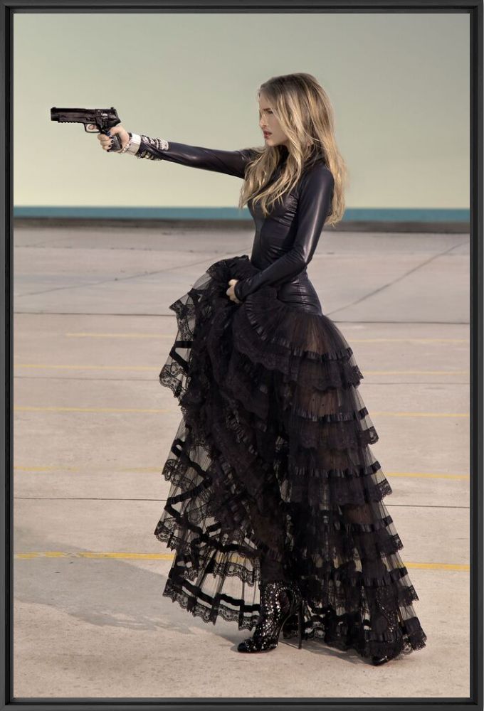 Girl with gun - Jim Inwood - Photographie