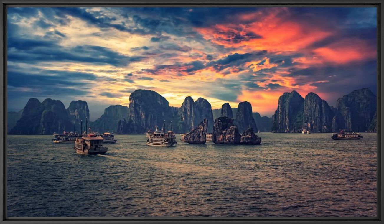 HALONG BAY IN NORTH VIETNAM - MANJIK PICTURES - Photograph