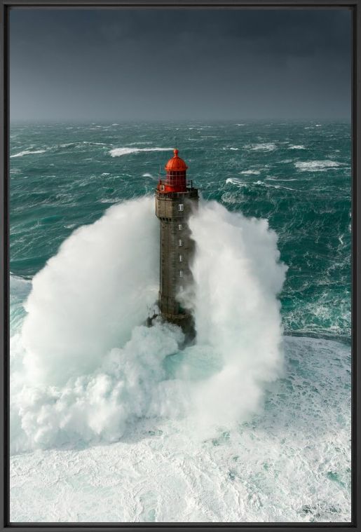VAGUE A L ASSAUT DU PHARE DE LA JUMENT ISOLE AU MILIEU DE L OCEAN - MATHIEU RIVRIN - Photograph