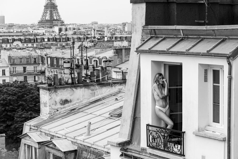 Parisienne &agrave; la fenetre 