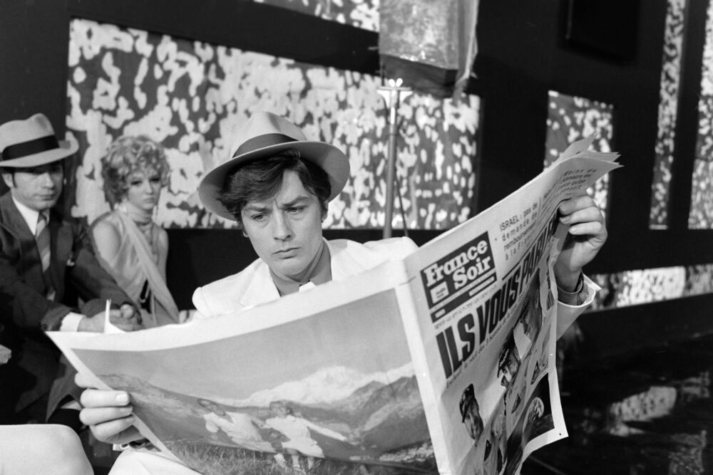 Alain delon lit France Soir  pendant les r&eacute;p&eacute;titions du Show  Zizi Jeanmaire 1970