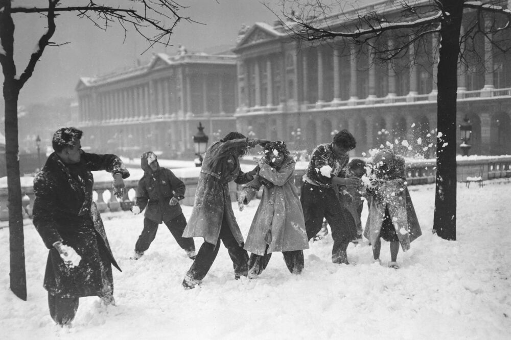 Bataille de boules de neige au jardin des Tuileries Paris 1948