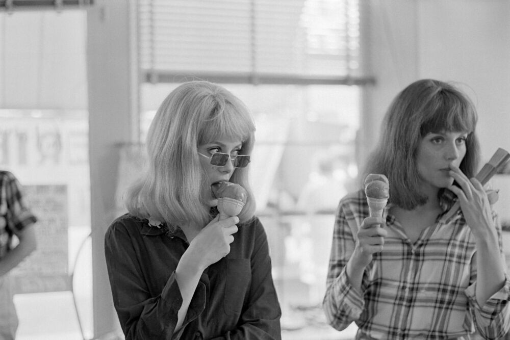 Catherine Deneuve et Fran&ccedil;oise Dorl&eacute;ac tournent 'Les demoiselles de Rochefort' en 1966