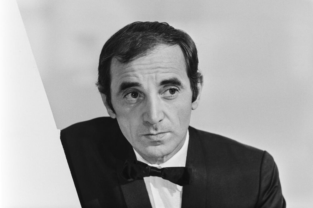 Charles Aznavour lors d'un show t&eacute;l&eacute; en 1966