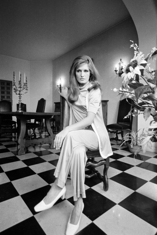 Dalida chez elle &agrave; Paris en 1969