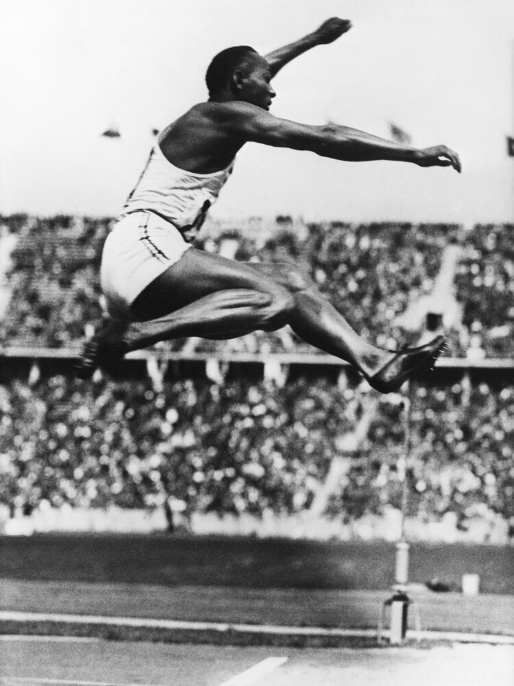 Jesse Owens pendant l'&eacute;preuve de saut en longueur aux Jeux Olympiques d'&eacute;t&eacute; de 1936 &agrave; Berlin