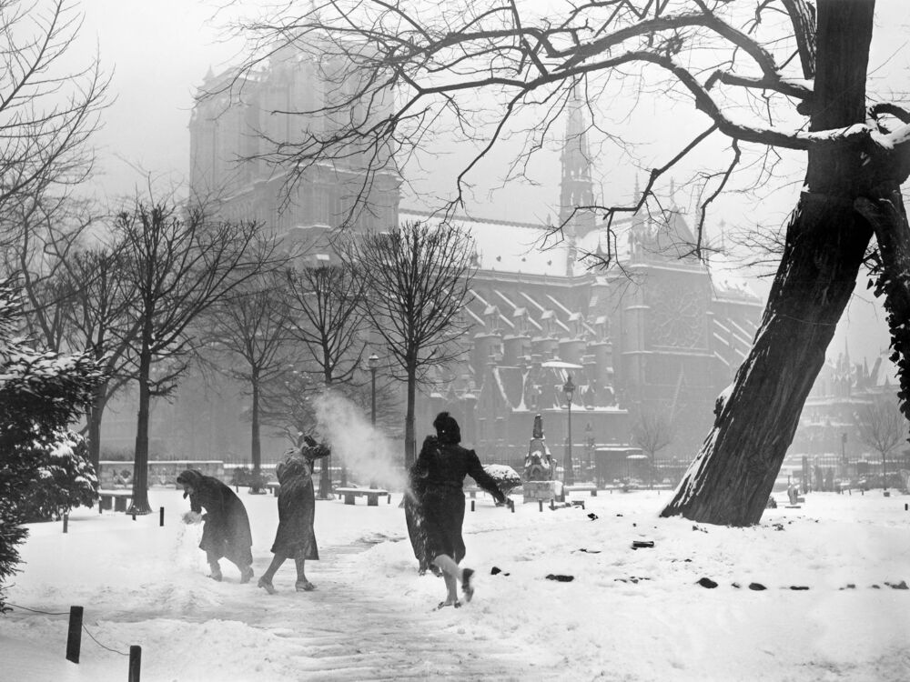 Jeunes femmes jouant dans la neige devant Notre Dame Paris 1938