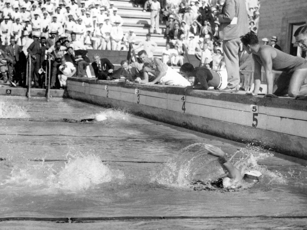L'am&eacute;ricaine Helene Madison remporte la finale du 400 m nage libre aux Jeux Olympiques de Los Angeles le 13 ao&ucirc;t 1932