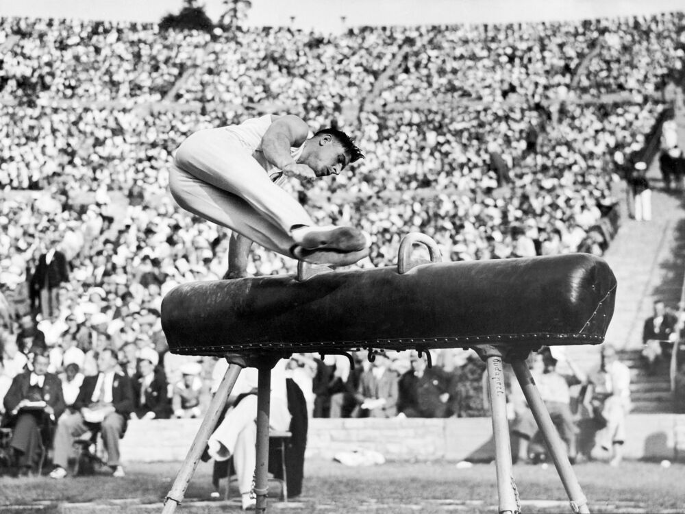Le fran&ccedil;ais Rousseau au cheval d'ar&ccedil;on lors des Jeux Olympiques de Berlin le 10 ao&ucirc;t 1936