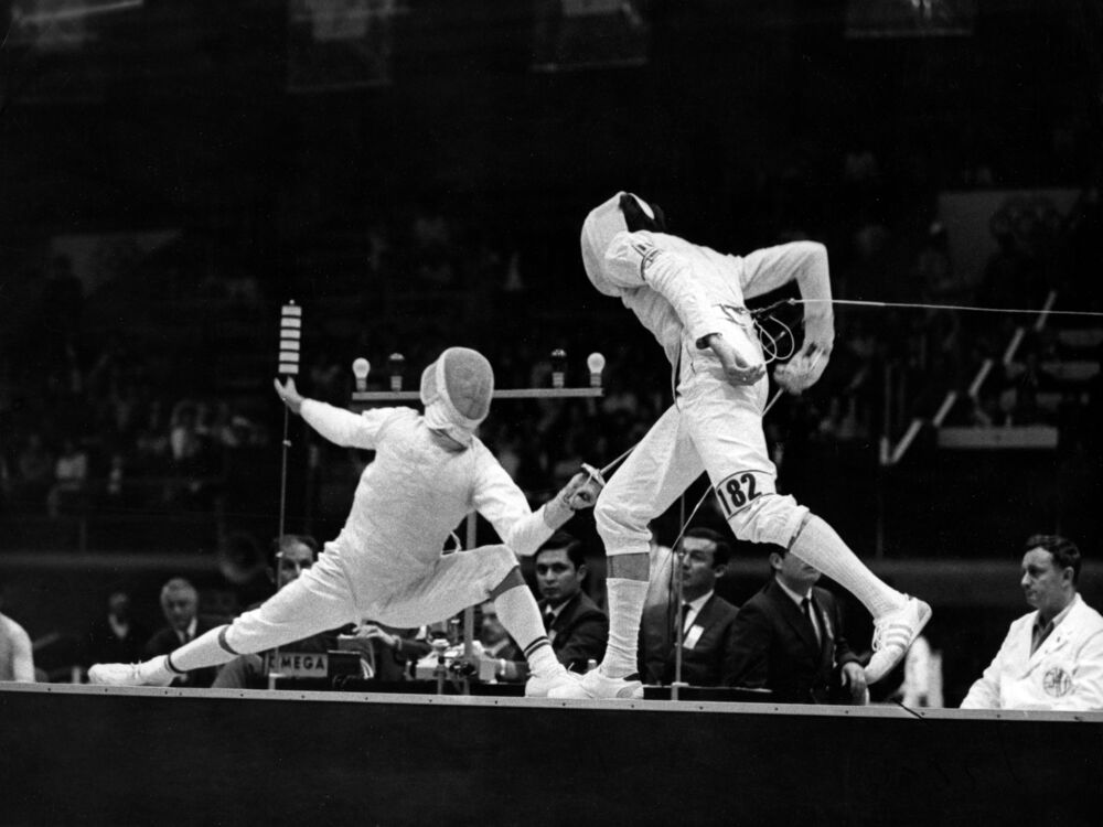 Le roumain Ion Drimba affronte le fran&ccedil;ais Daniel Revenu au fleuret lors des Jeux Olympiques de Mexico le 26 octobre 1968