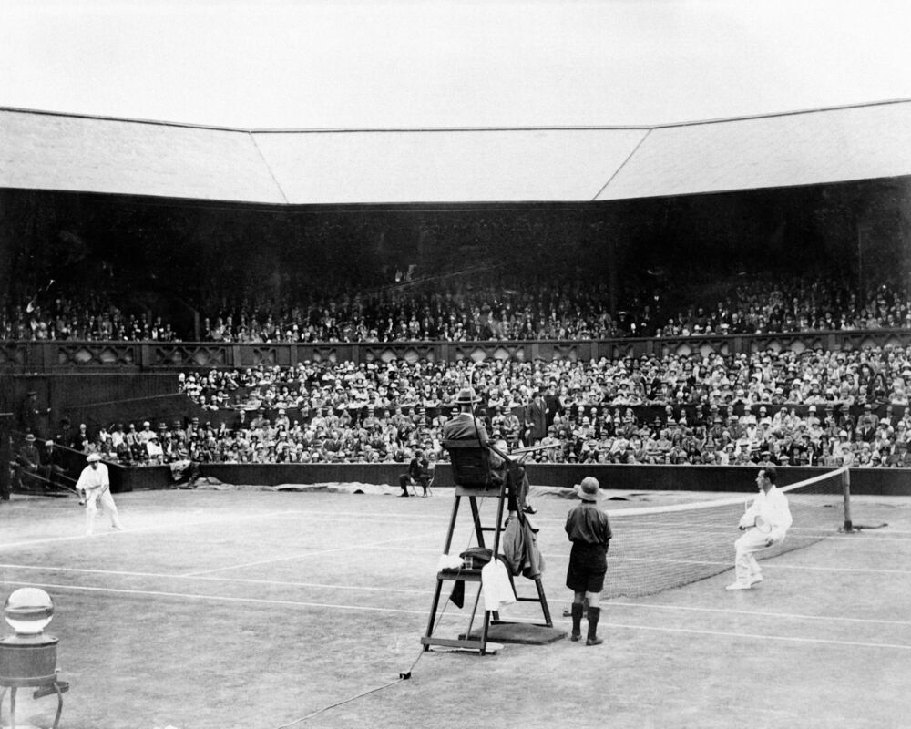 Les joueurs de tennis fran&ccedil;ais Henri Cochet et Ren&eacute; Lacoste s'affrontent lors du tournoi de tennis de Wimbledon en 1928