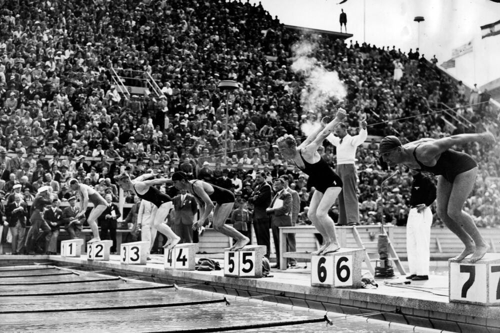 Les nageurs au d&eacute;part d'une &eacute;preuve de natation aux Jeux Olympiques de Berlin le 5 ao&ucirc;t 1936