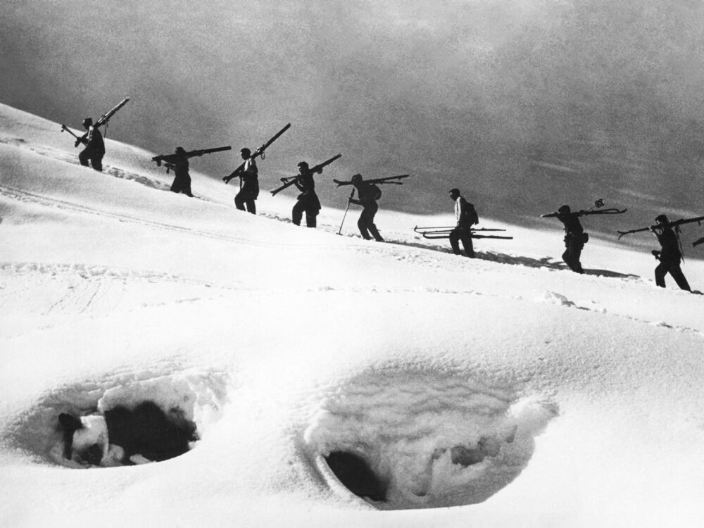 Skieurs en file indienne 1954
