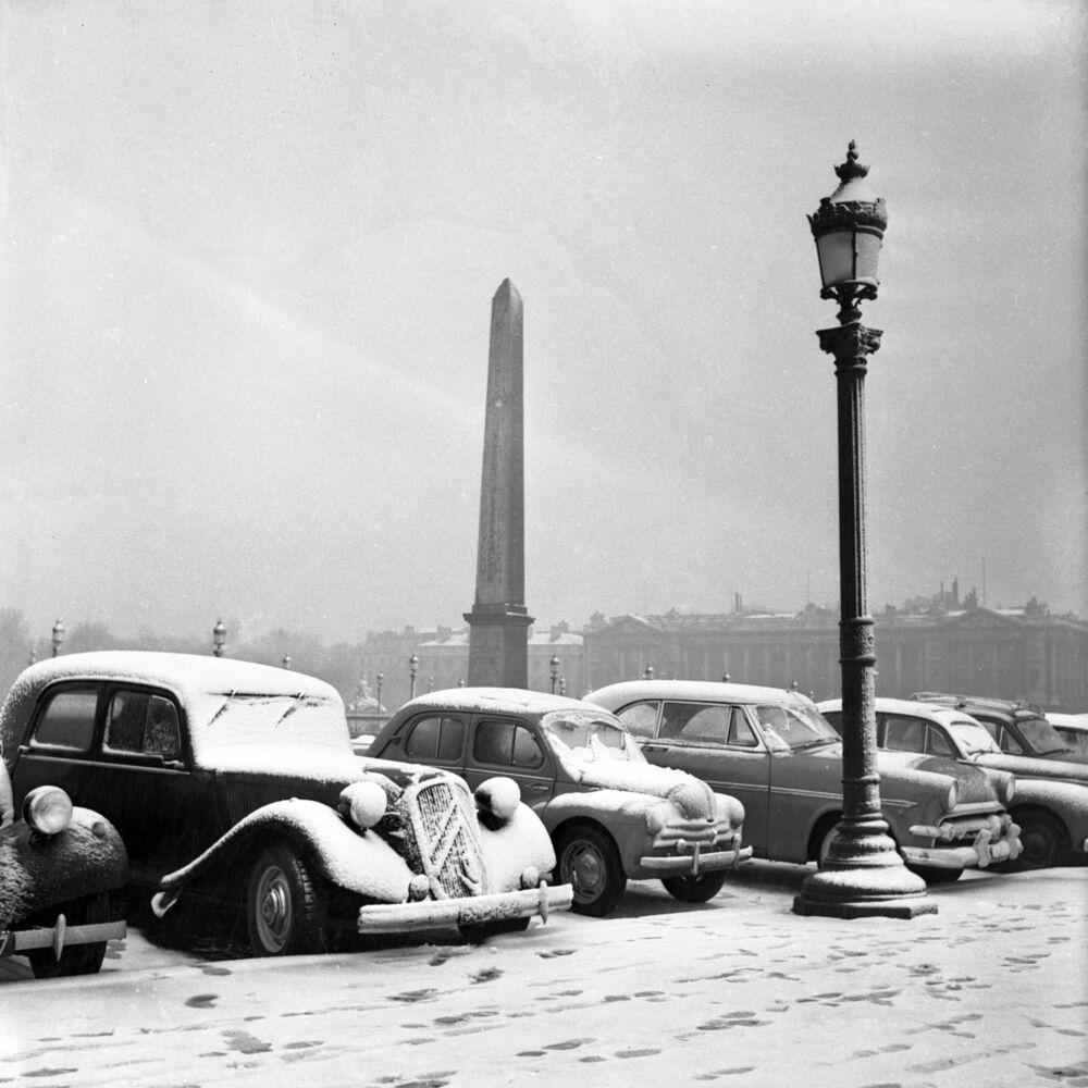 Voiture recouverte lors de chutes de neige sur la place de la Concorde Paris 1955