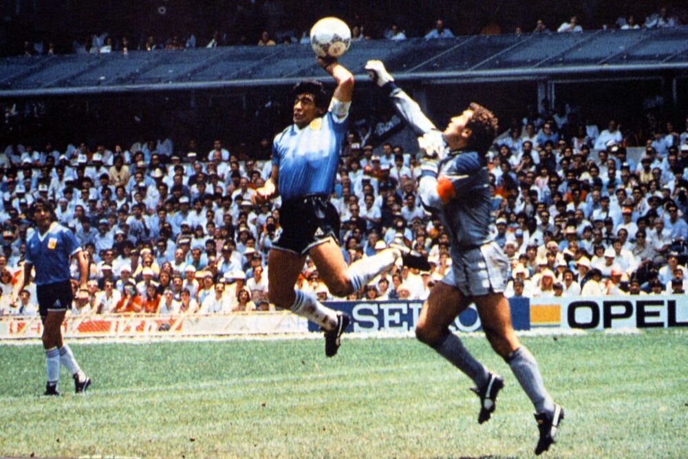 Diego Armando Maradonna et Peter Shilton
