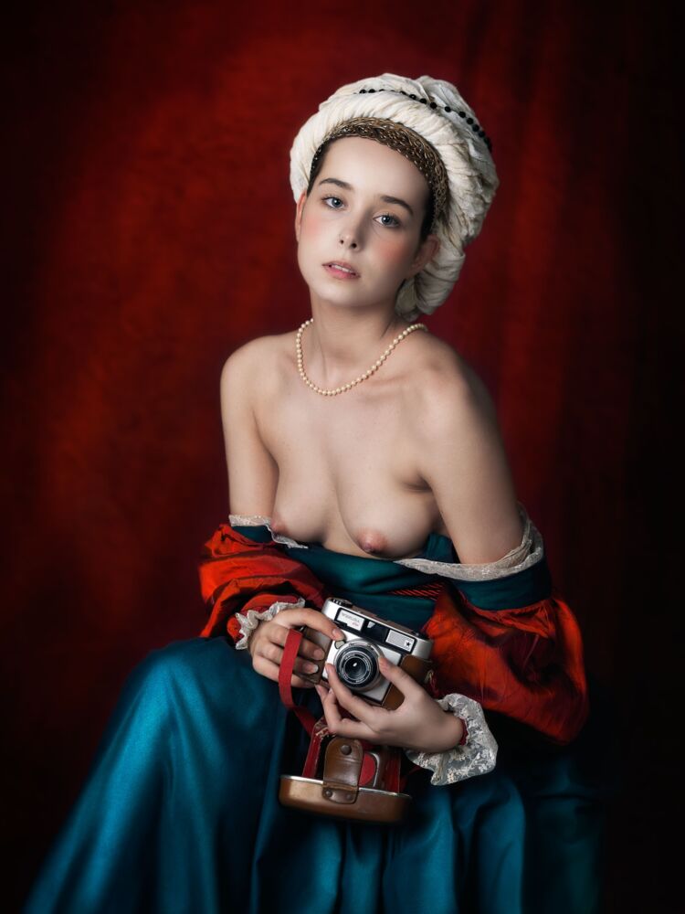 DAMA PORTRAIT WITH CAMERA