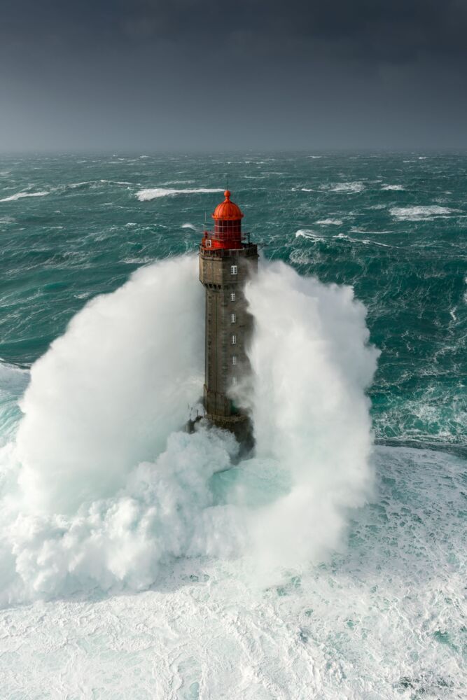 VAGUE A L ASSAUT DU PHARE DE LA JUMENT ISOLE AU MILIEU DE L OCEAN