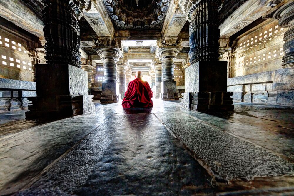 MOINE TIBETAIN EN MEDITATION
