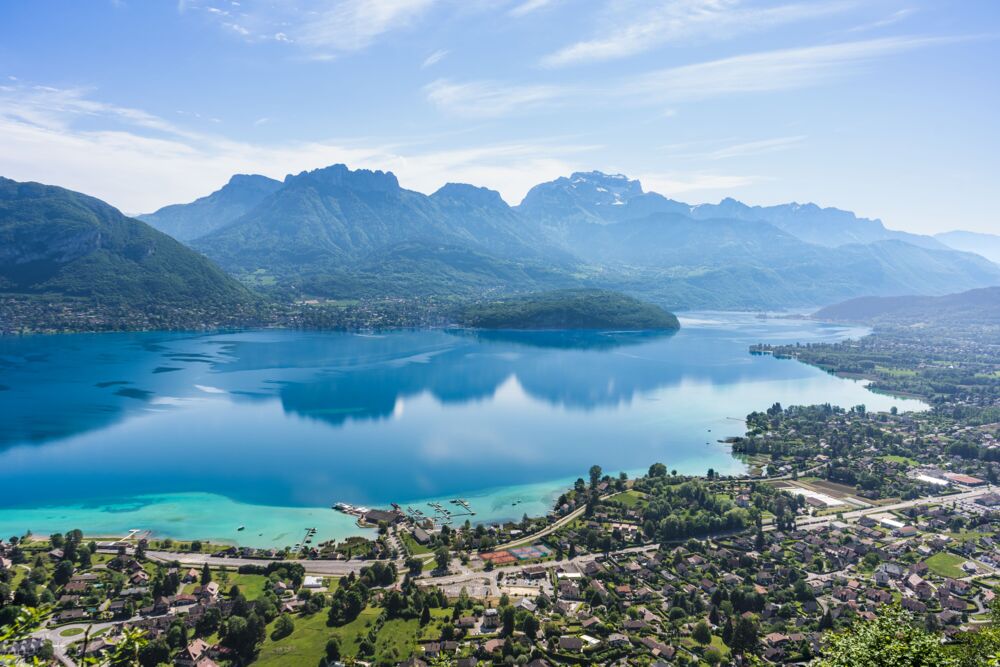 Calme plat, reflets et montagnes