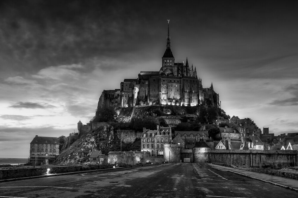 LE MONT SAINT MICHEL BY NIGHT